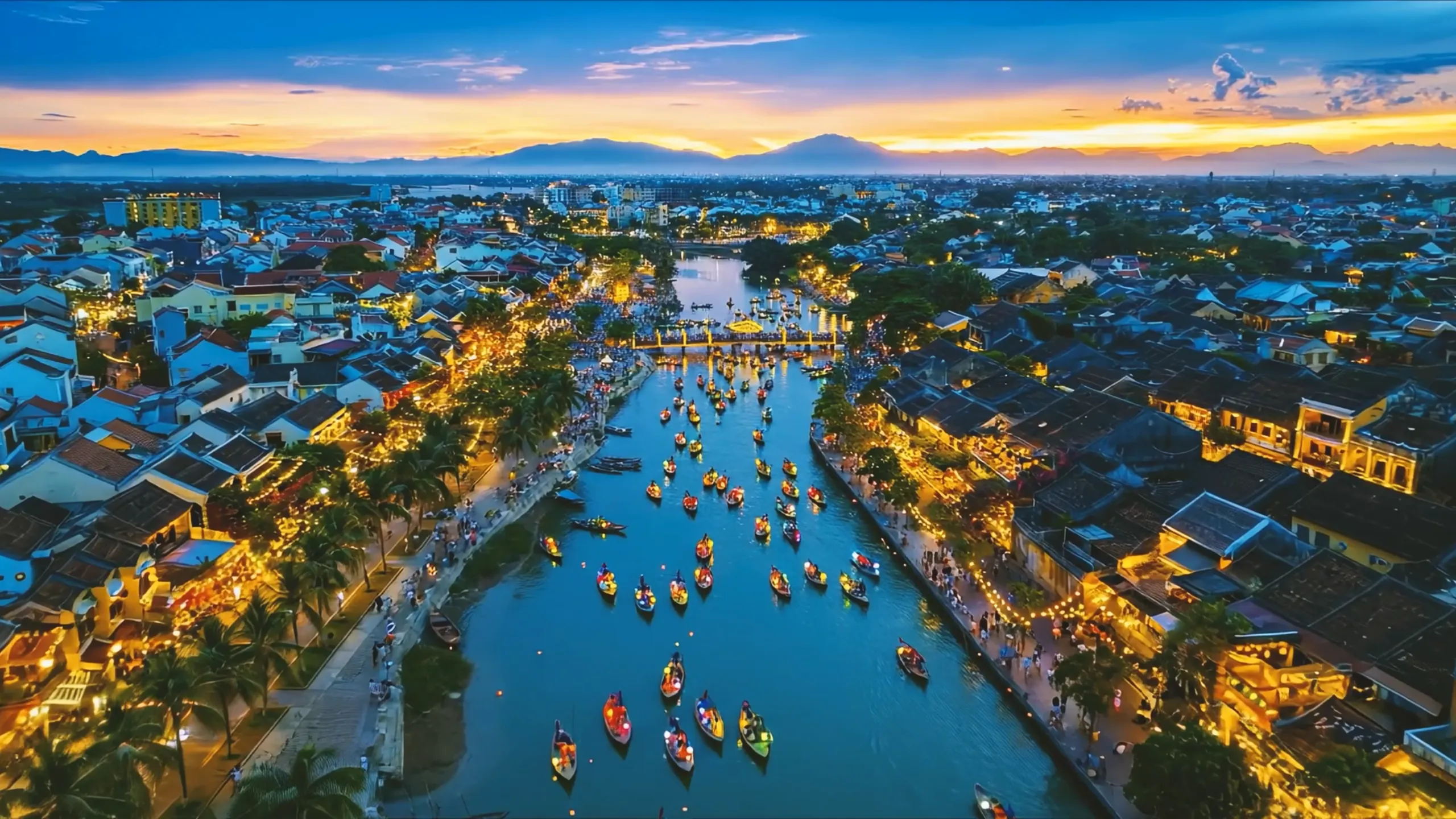 Fluss in einer historischen Stadt bei Abenddämmerung mit beleuchteten Booten und Häusern