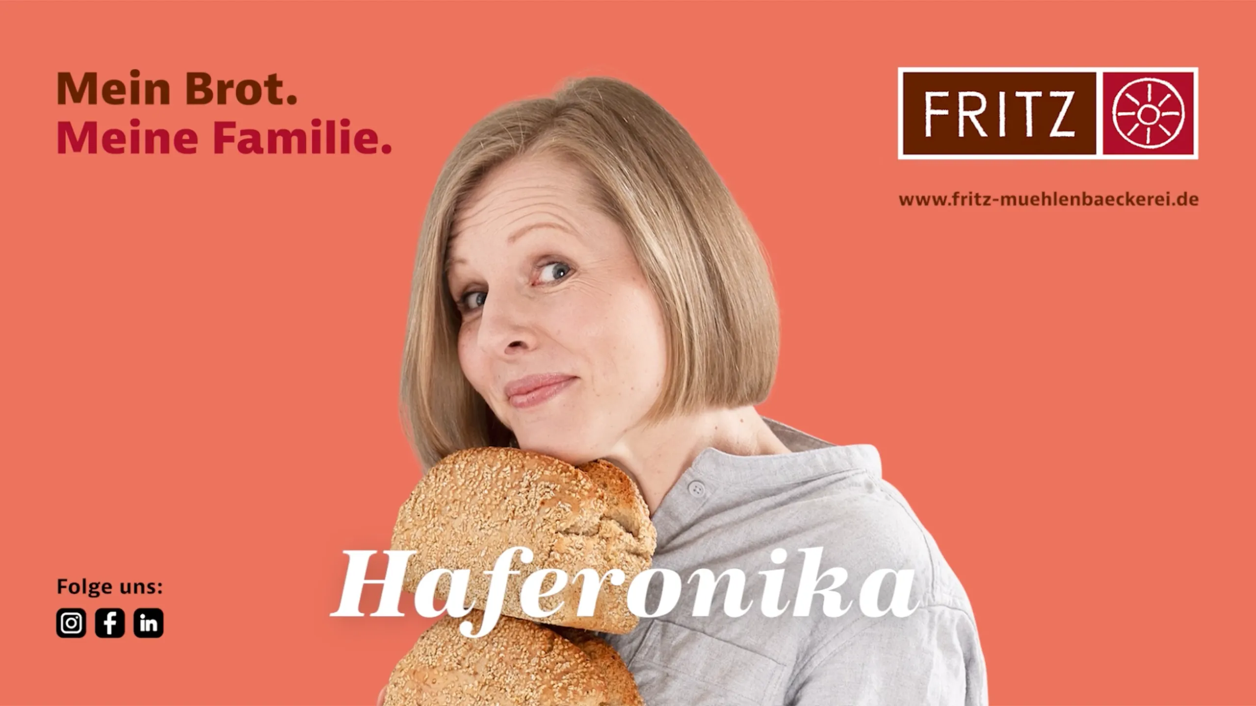 Frau hält ein Brot nah am Gesicht und lächelt vor farbigem Hintergrund mit Kampagnenclaim der Fritz Mühlenbäckerei