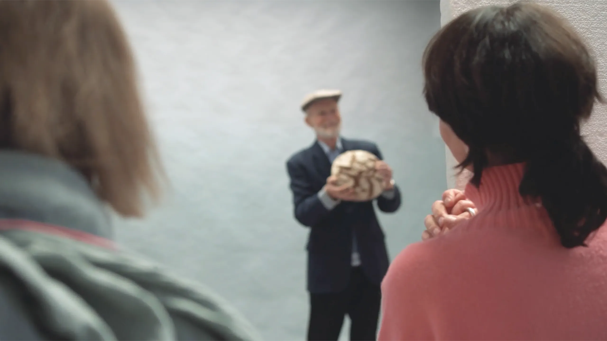 Blick hinter die Kulissen eines Fotoshootings: Darsteller hält Brot, während andere Personen das Set beobachten
