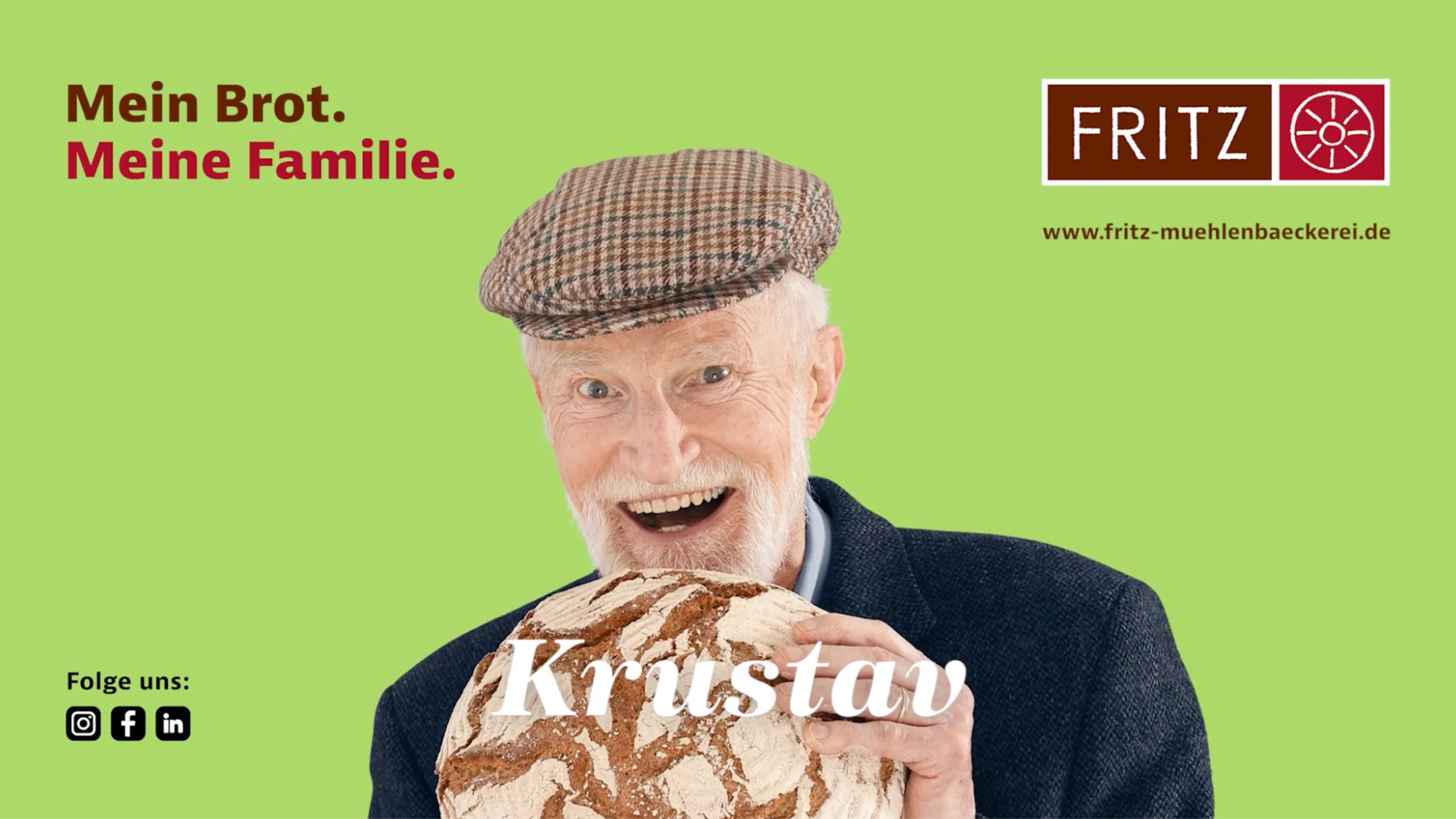 Älterer Mann hält ein rustikales Brot und lächelt vor grünem Hintergrund mit Kampagnenclaim der Fritz Mühlenbäckerei