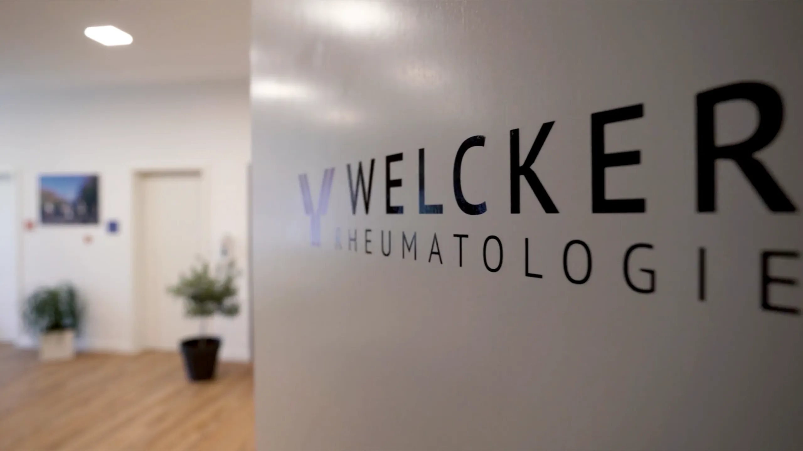Eingangsbereich einer rheumatologischen Praxis mit Logo „Welcker Rheumatologie“ an der Wand